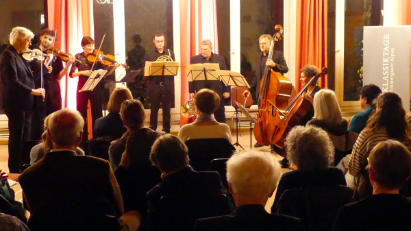 Musiker:innen der Klassiktage spielen beim Konzert.