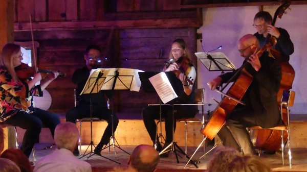 Musiker:innen der Klassiktage spielen beim Konzert.