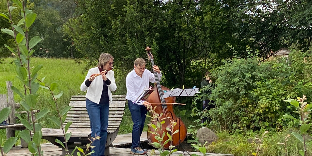Claire Genewein an der Flöte und Josef Gilgenreiner am Kontrabass begeisterten beim "Wanderkonzert".