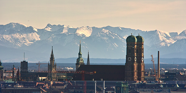 München mit föhniger Fernsicht auf die Alpen